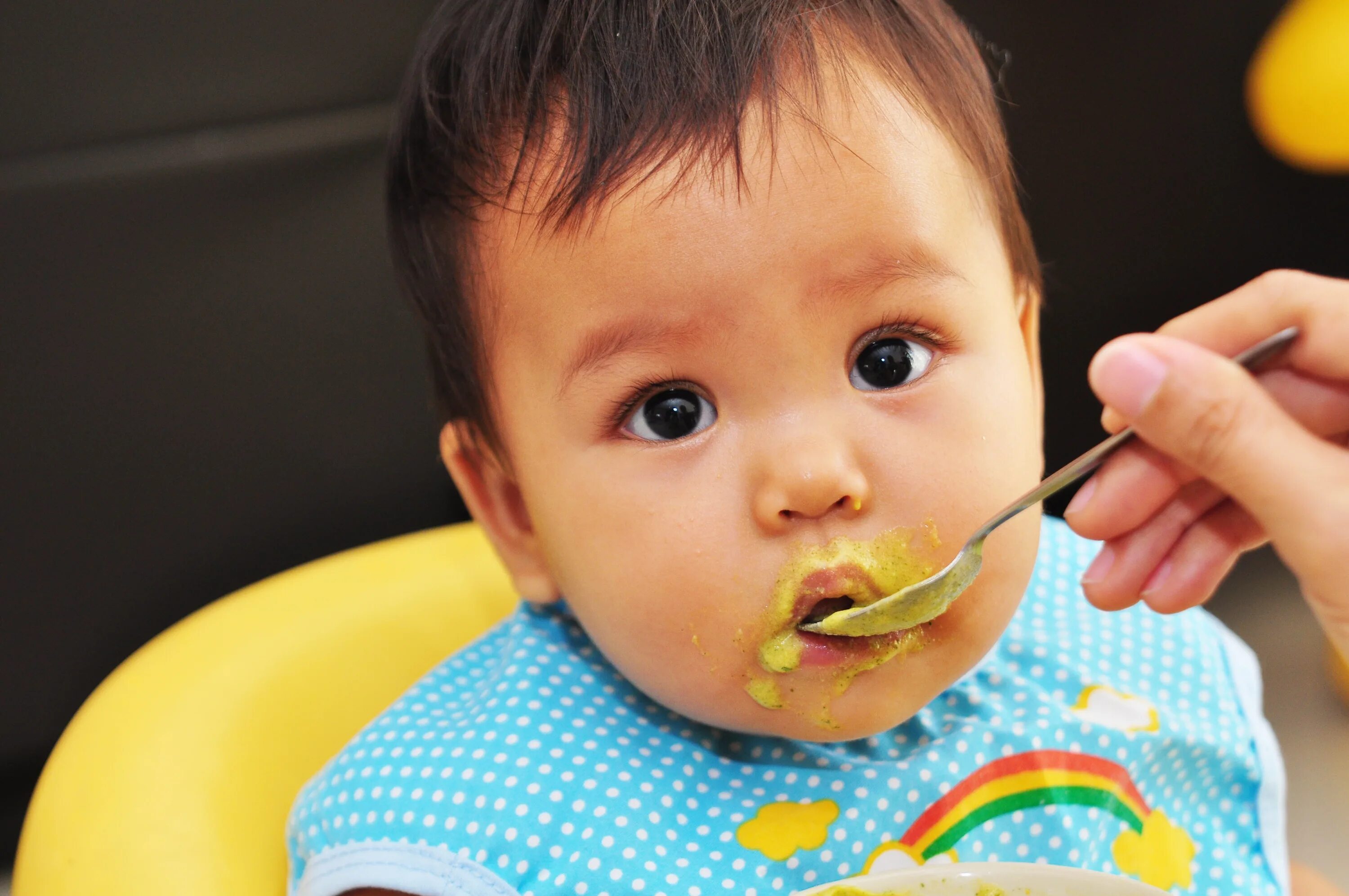 Ребенок в год много ест. Первый прикорм малыша. Детское питание. Детское питание прикорм. Еда для детей до года.