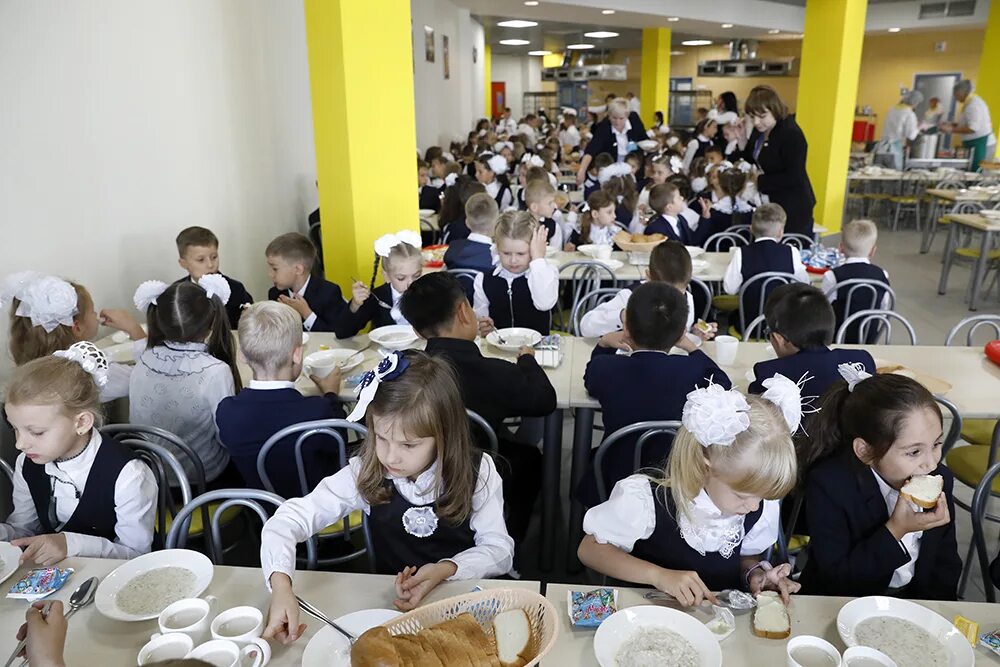 Школа голодным. Ученики в школьной столовой. Российская столовая в школе. Обед в школе. Дети в школьной столовой.