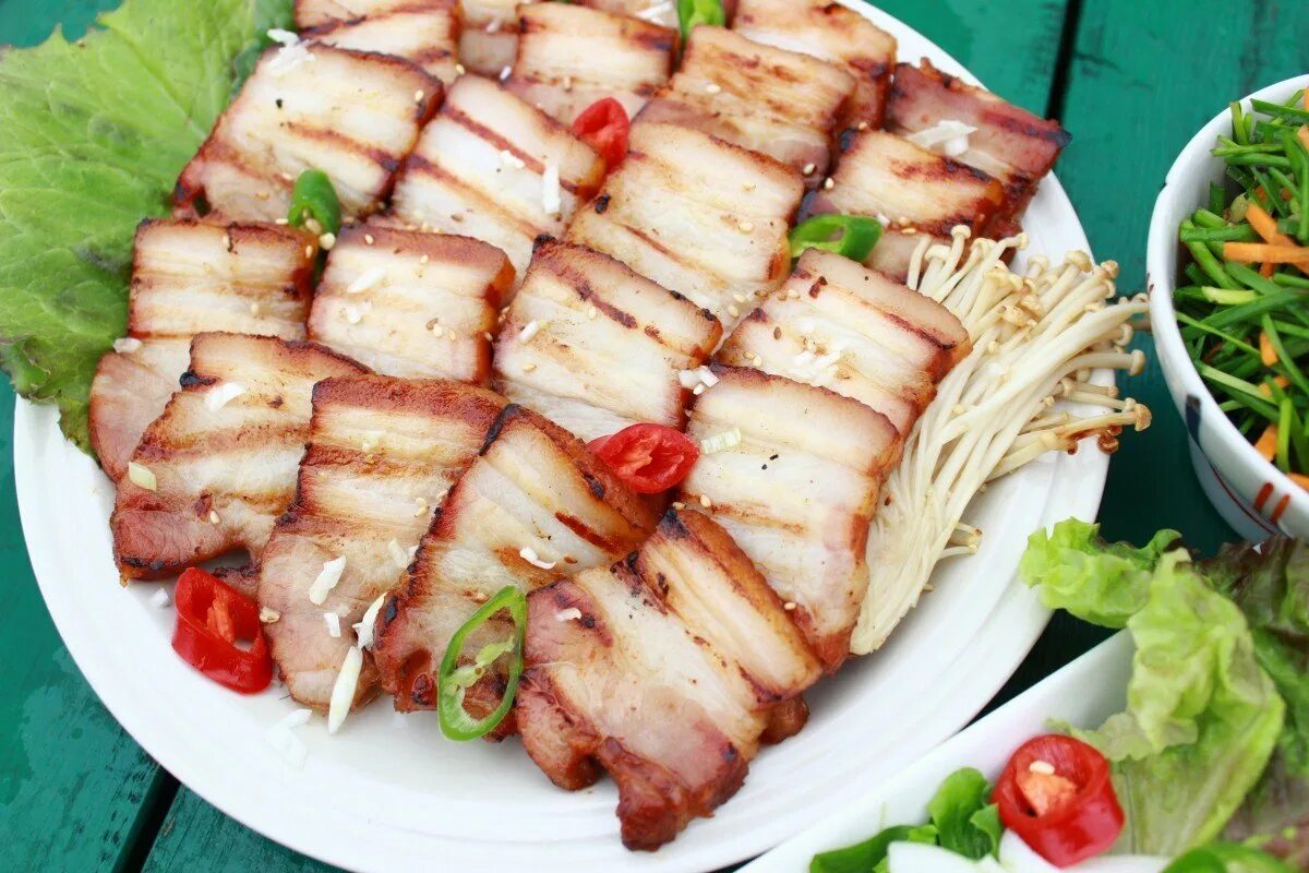 Шашлык из свинины с салом. Грудинка свиная в духовке. Шашлычки с лососем. Грудинка свиная запеченная. Букет из шашлыка.