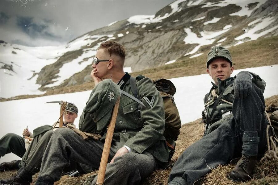 Военный на фоне заката. Солдат на фоне заката. 1 мировая война российская империя. Военный на закате. Военный отряд идет по набережной.