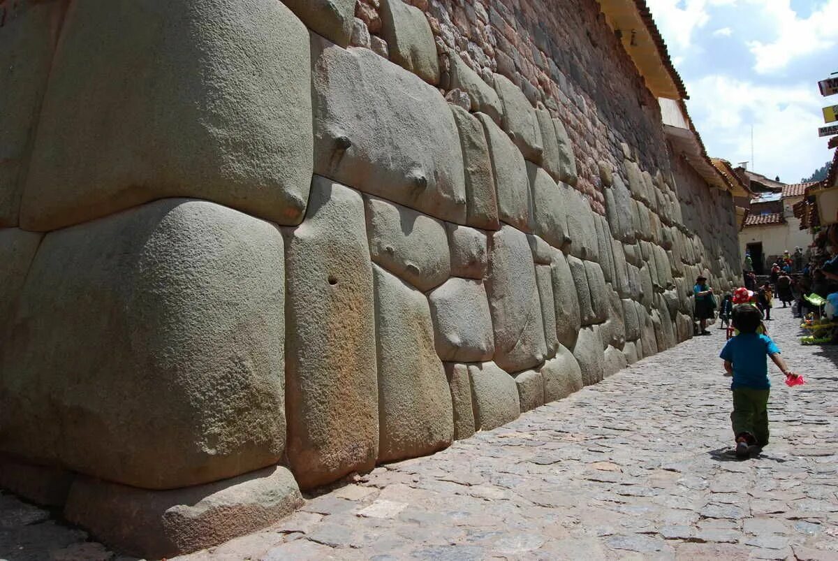 Стена в древности. Мачу Пикчу полигональная кладка. Перу Мачу Пикчу полигональная кладка. Полигональная кладка в Перу. Мегалиты Перу кладка.