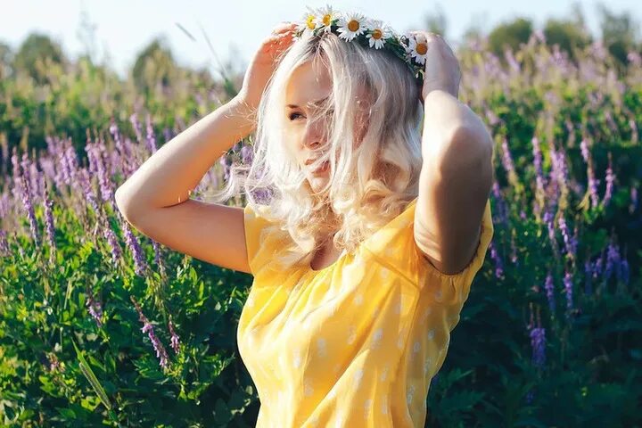 Download wallpaper sea, look, the sun, smile, hairstyle, blonde, in white, secti