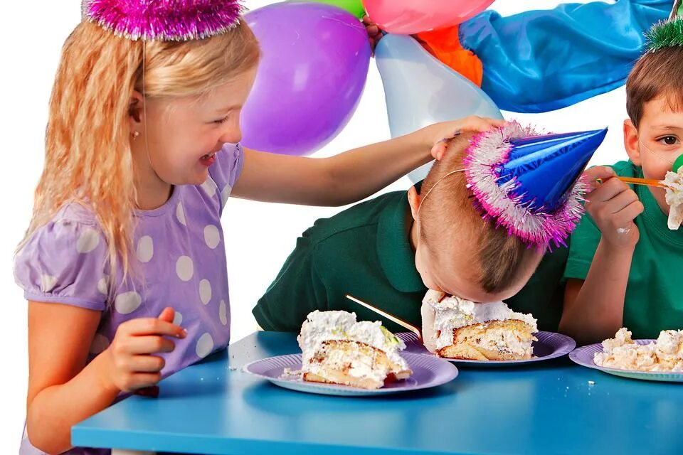 Девушка лицом в торт штырь. Ребёнок ест торт день рождения.