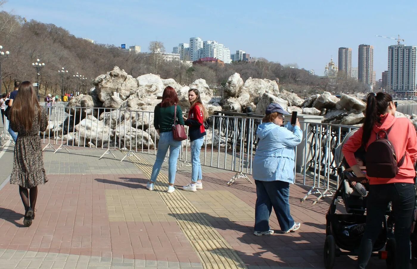 Новости хабаровска и края сегодня. Набережная Хабаровск. Набережная Хабаровск сегодня. Хабаровск набережная ледоход. Хабаровск сейчас.