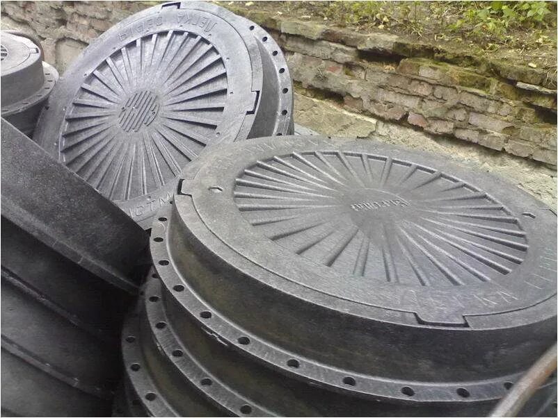 Декорирование канализационных люков. Крышки для люков канализационных. Крышка люка чугунная. Люк тм гост 3634-99. Крышка люка канализационного пластиковая 620 мм.