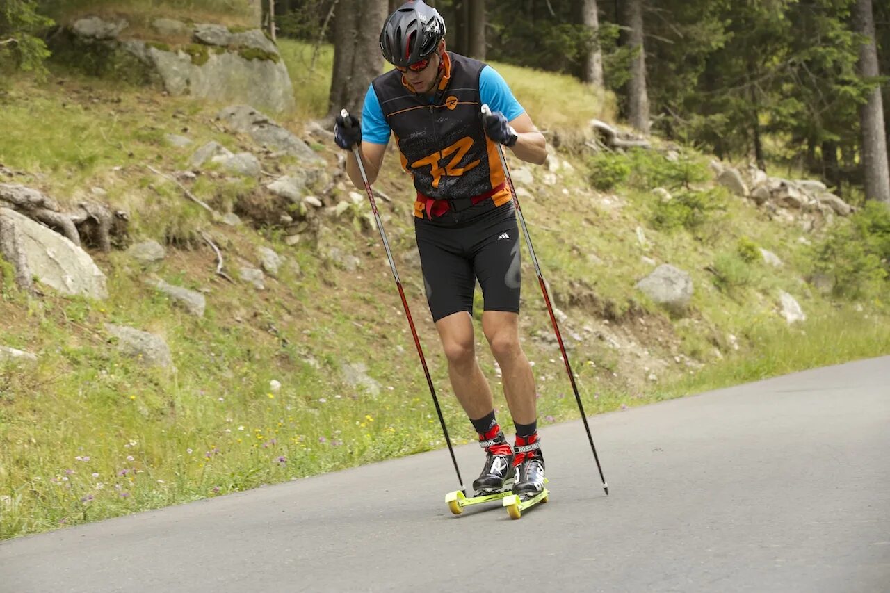Лыжник на лыжероллерах. Тренировка лыжников. Тренировка лыжников. Лыжник летом. Тренировка лыжников.