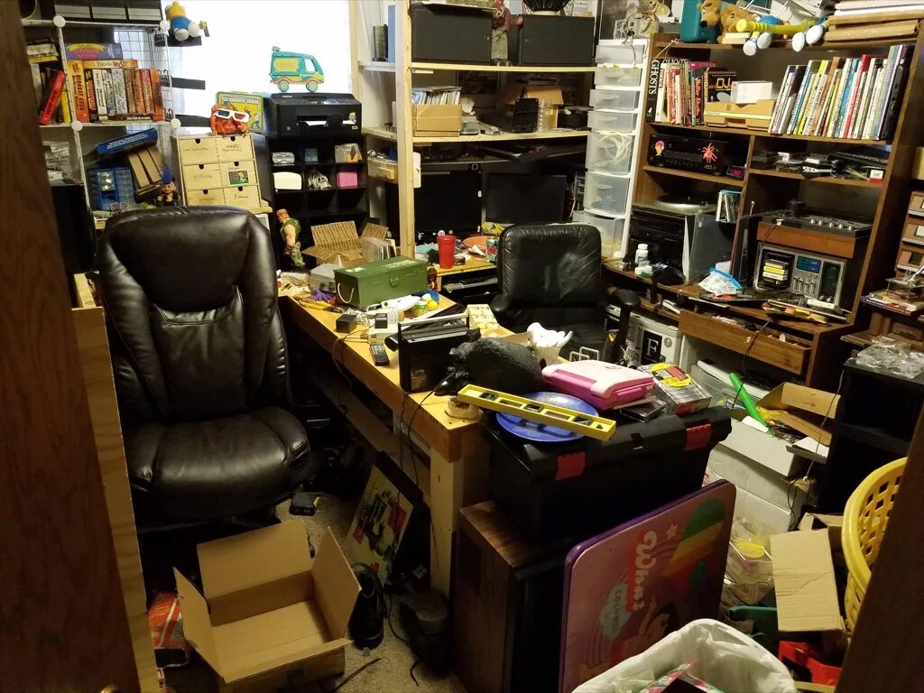 Место задрота. Задрот. Грязное рабочее место. Толстый компьютерщик. Neckbeard.