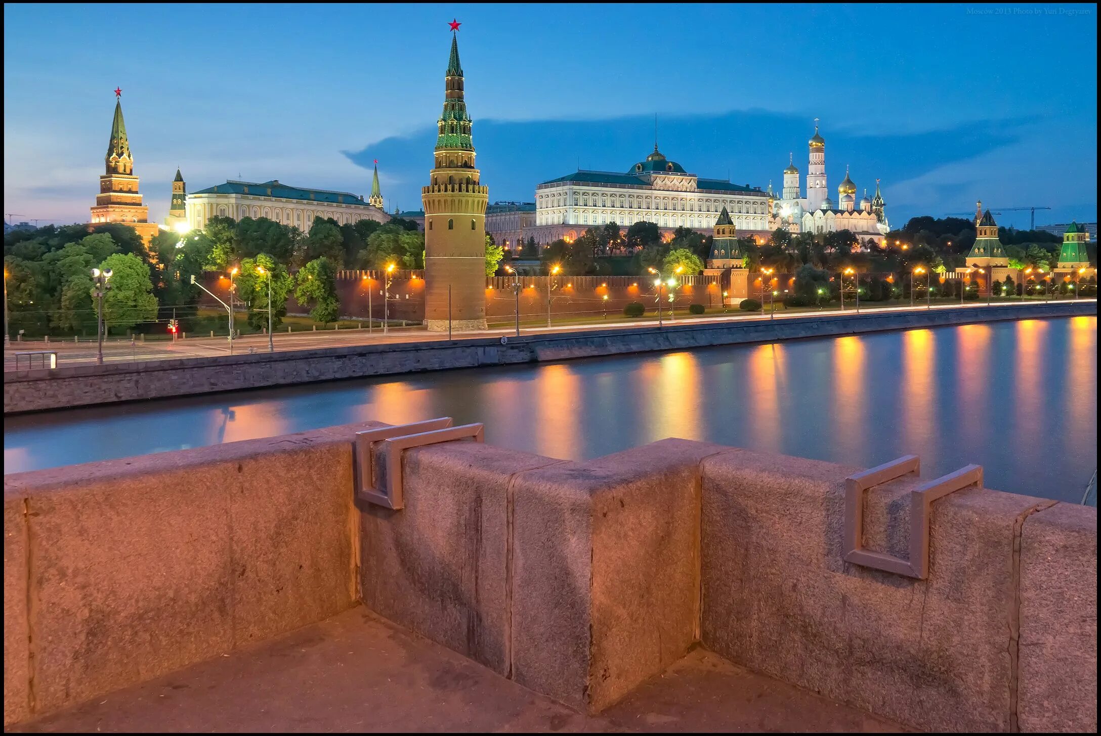 Кремлевская набережная Московский Кремль. Кремлевская набережная 1 Москва. Кремлевская набережная Москва ночью. Кремлевская набережная Москва фото. The kremlin was built in