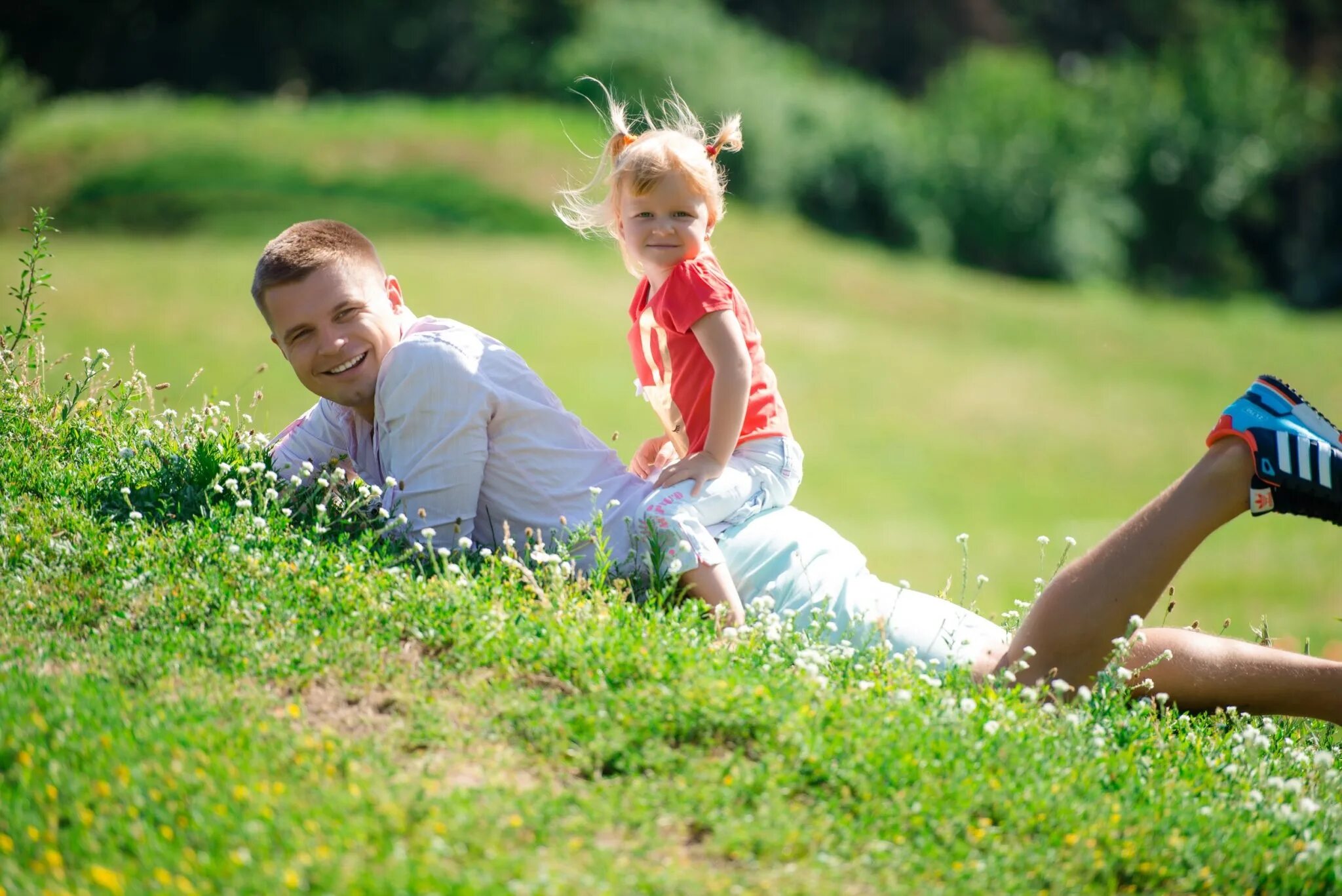 Фотосессия с малышом на природе. Летняя семейная фотосессия на природе. Семейная фотосессия на природе летом. Фотосессия на природе. Детская фотосессия на природе.