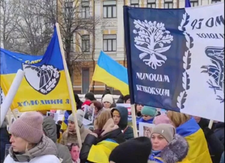 Вдовы на украине. Майдан вооруженные люди.