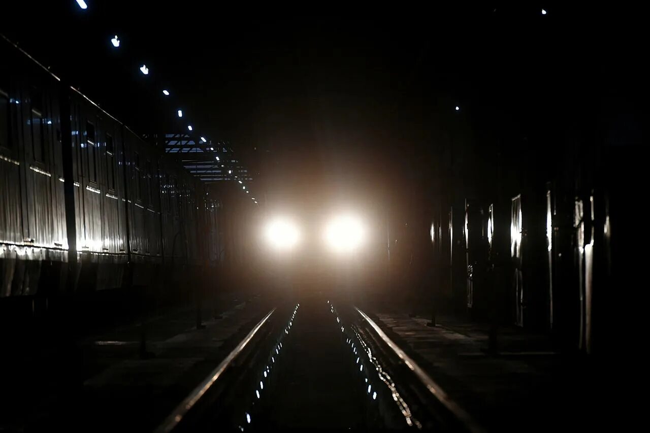 Перед входом в тоннель пассажирского поезда. Поезд в тоннеле. Тоннель метро. Поезд в тоннеле метро. Московский метрополитен поезда в туннеле.