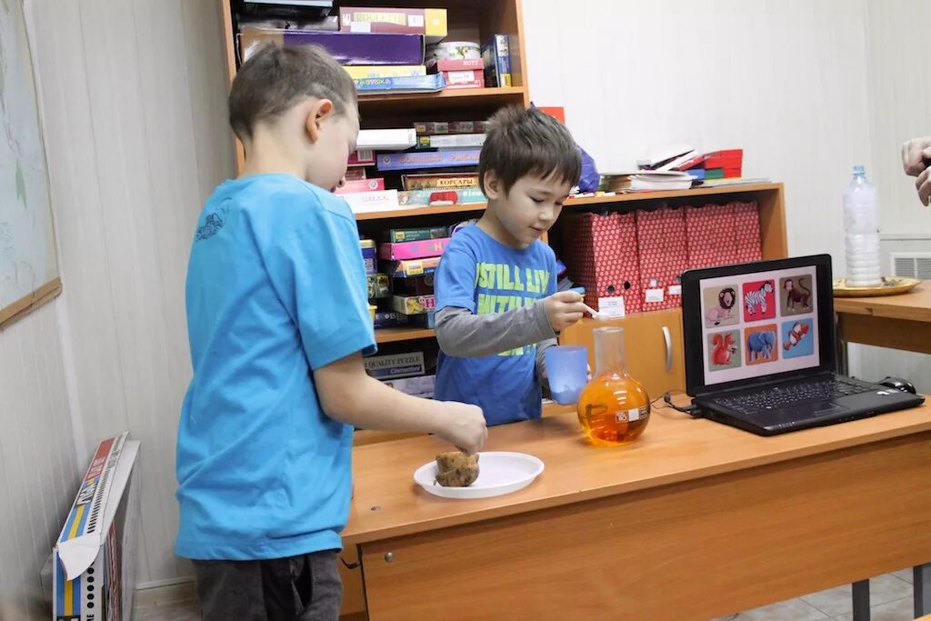 лаборатория в детском саду. детская лаборатория игра. ребенок исследователь. детский технопарк менделеев центр. городская детская лаборатория.