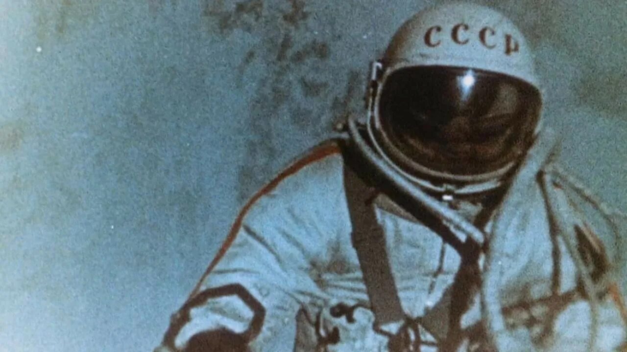 Фото леонова в космосе. Леонов первый выход в открытый космос. Космонавт Леонов в открытом космосе.