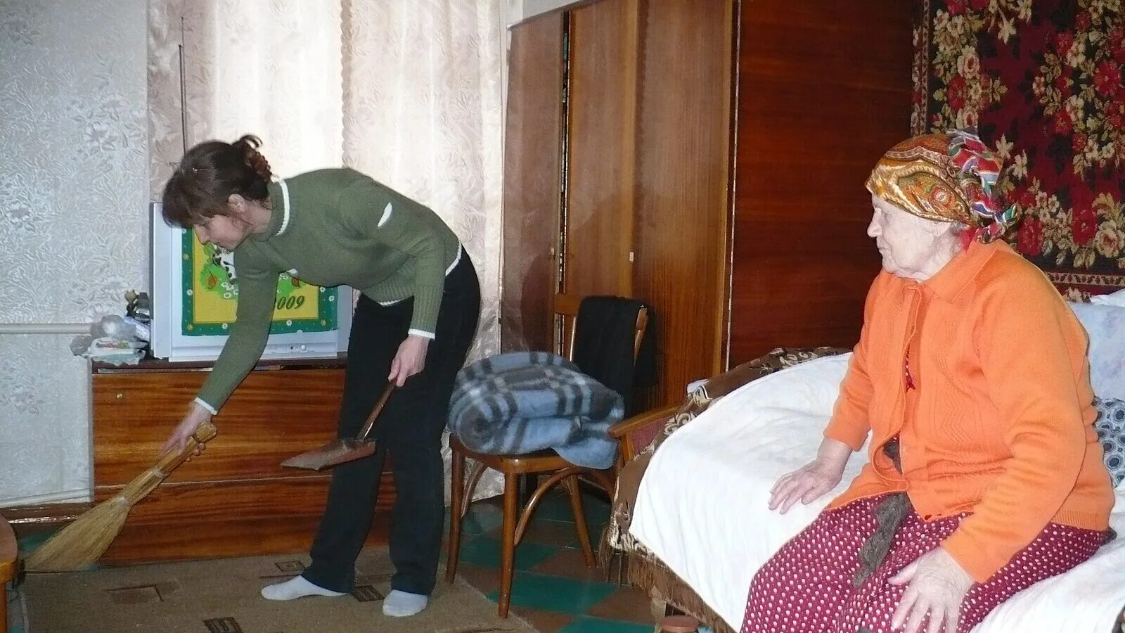 Бабушке помогала по дому. Оказание помощи пожилым людям. Социальная помощь пожилым людям. Социальный работник. Убираться в доме пожилым людям.