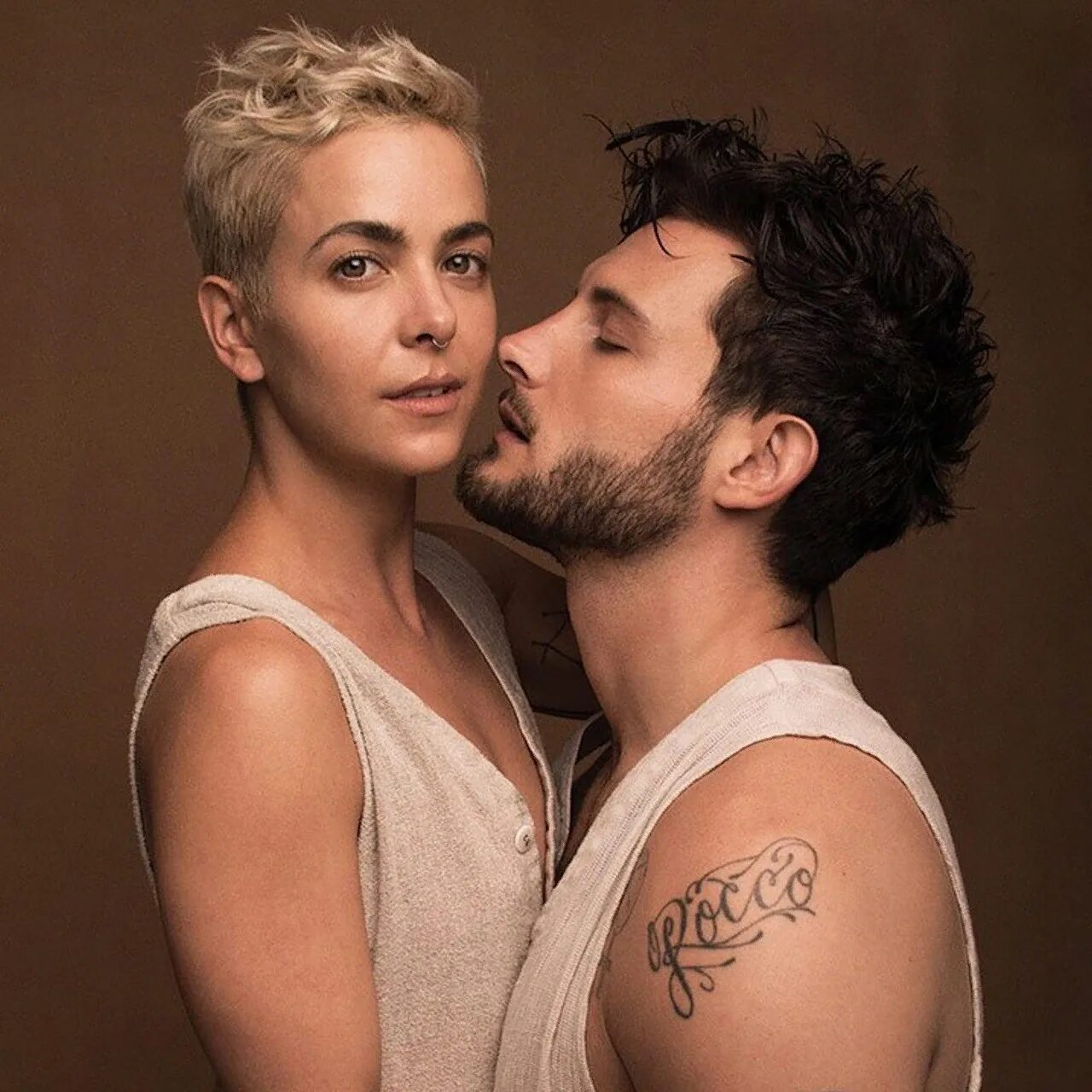 Queer as folk актеры. Близкие друзья сериал постер. Квир комьюнити. Квир эз фолк. Квир полуеврей.