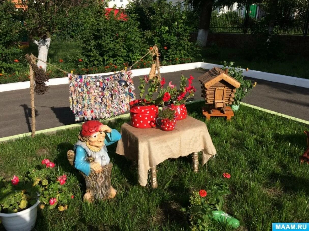 Как оформить участок на дочь. Цветочный город на участке в детском саду. оформление участков в детском саду в патриотическом стиле. участок детского сада с большим количеством растений. оформление территории детского сада в патриотическом стиле.