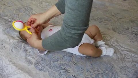 Во сколько дети хватают игрушки