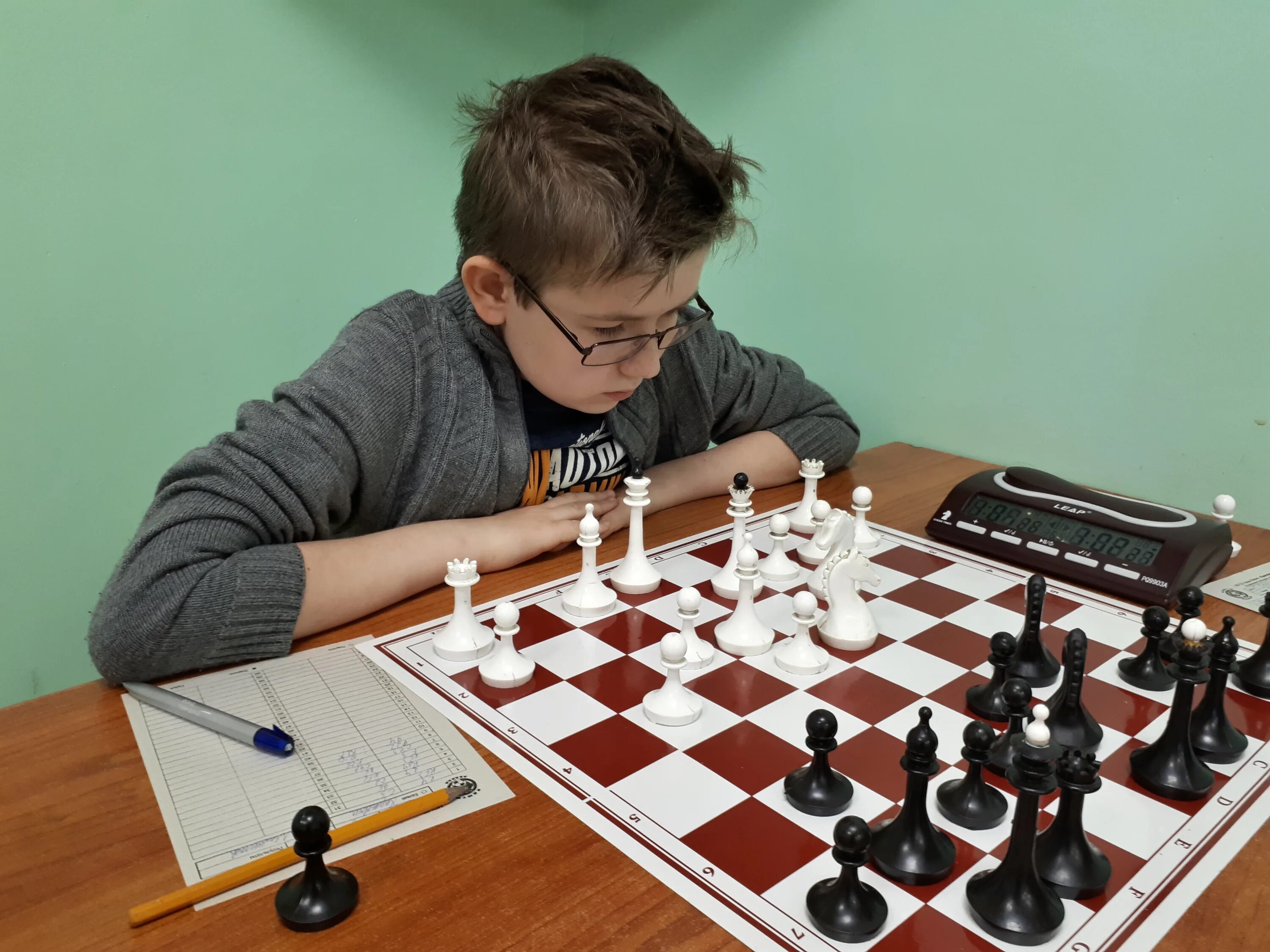 шахматный турнир для детей. аршаев аюш шахматы. школьники играют в шахматы. детская шахматная школа. детская шахматная школа.