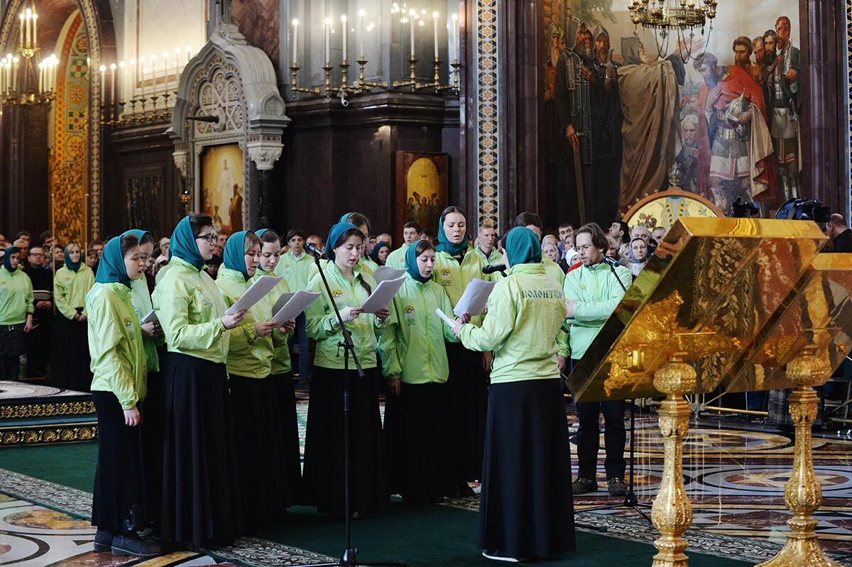 Акафист торжеству православия. Торжество в храме Христа Спасителя. С праздником торжества Православия. Храм праздник торжества. Россия храм торжество люди.