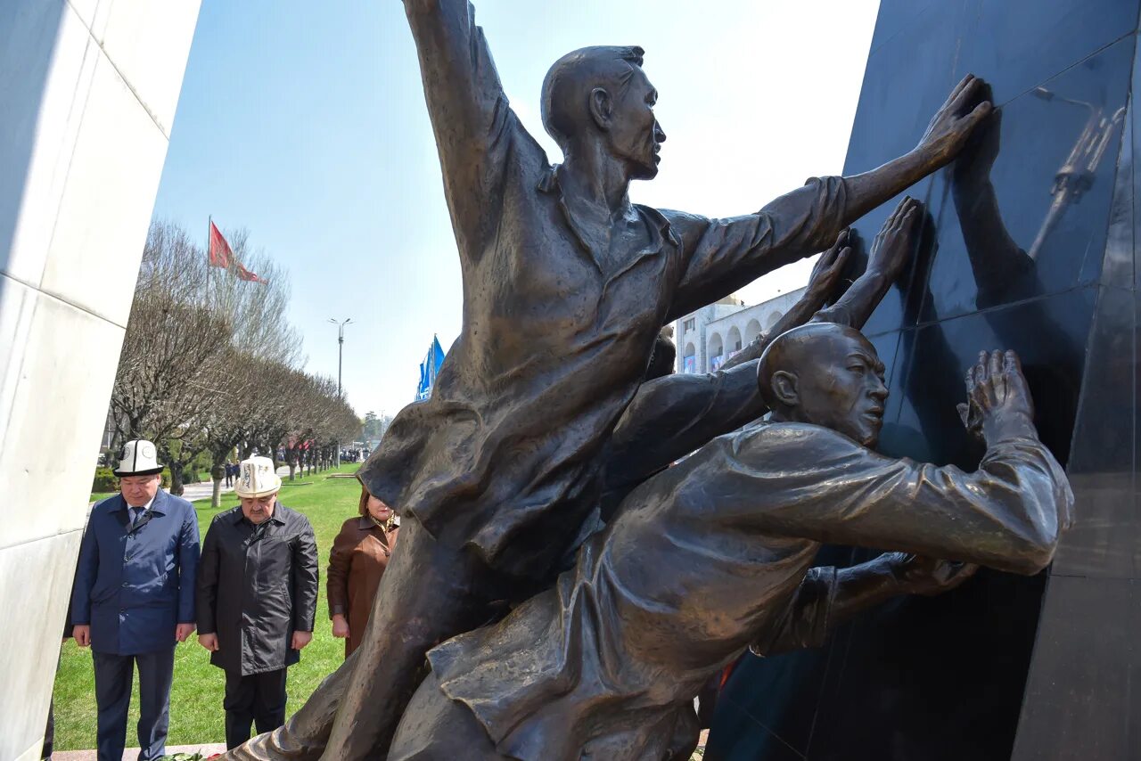 Памятник революции Бишкек. Монумент в честь апрельской революции Бишкек. Памятник 7 апреля Кыргызстан. Бишкек памятник революционерам.