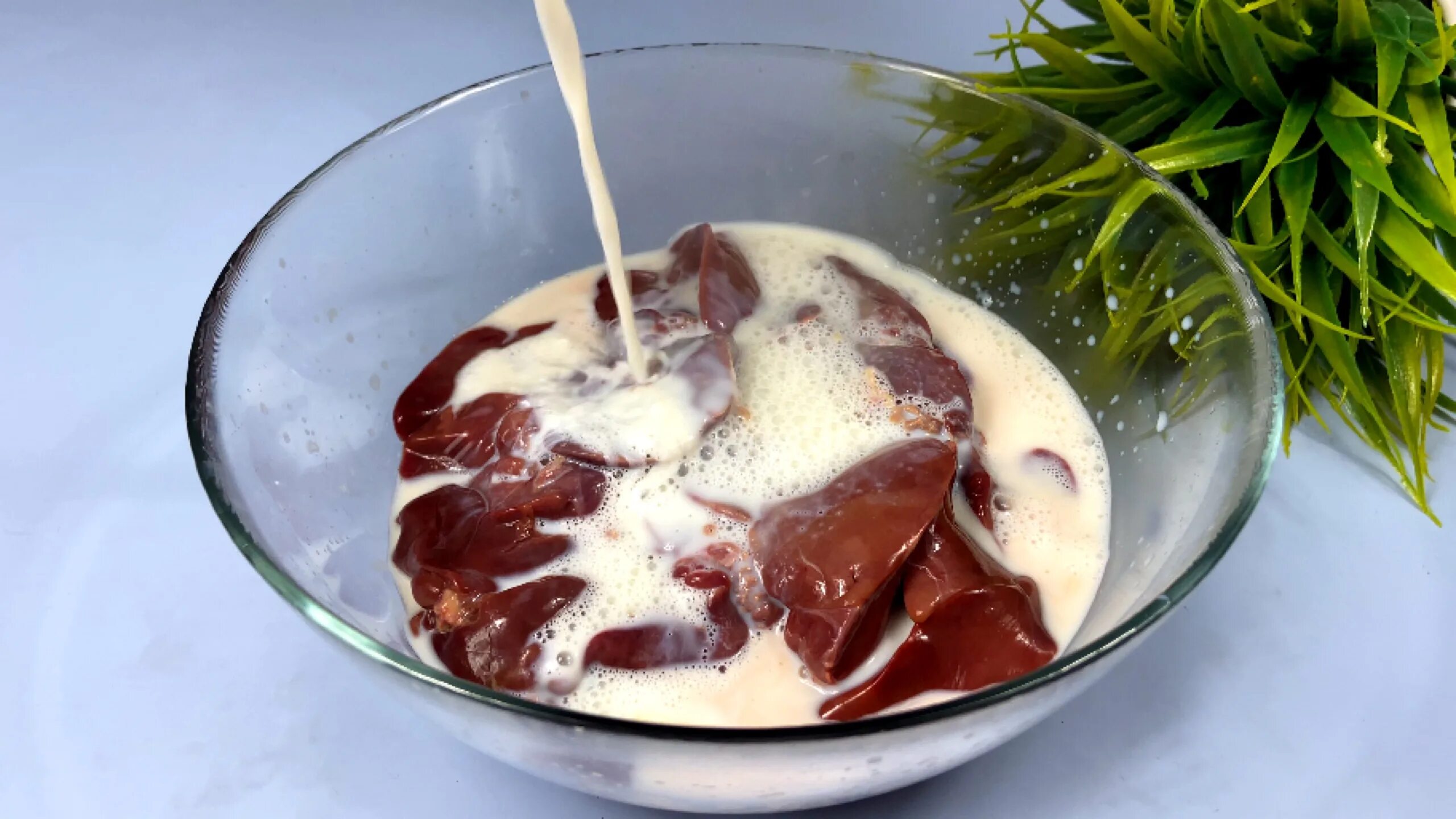 Печень свиная вымочить в молоке. Вкусная печень на молоке. Говяжья печень в молоке. Вкусная печень на молоке. Вкусная печень на молоке.