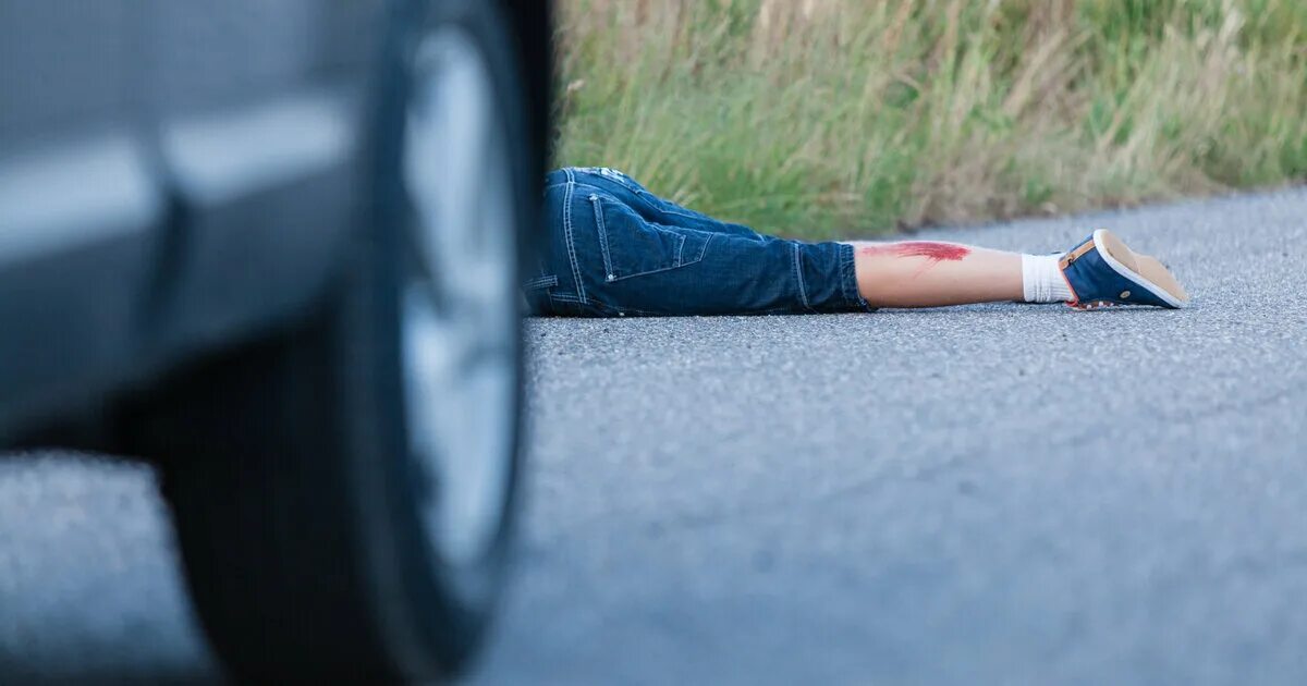 Тела лежала на асфальте. Девушка лежит на дороге. Девушка лежит на асфальте. Девушка лежит на дороге. Девушка лежит.