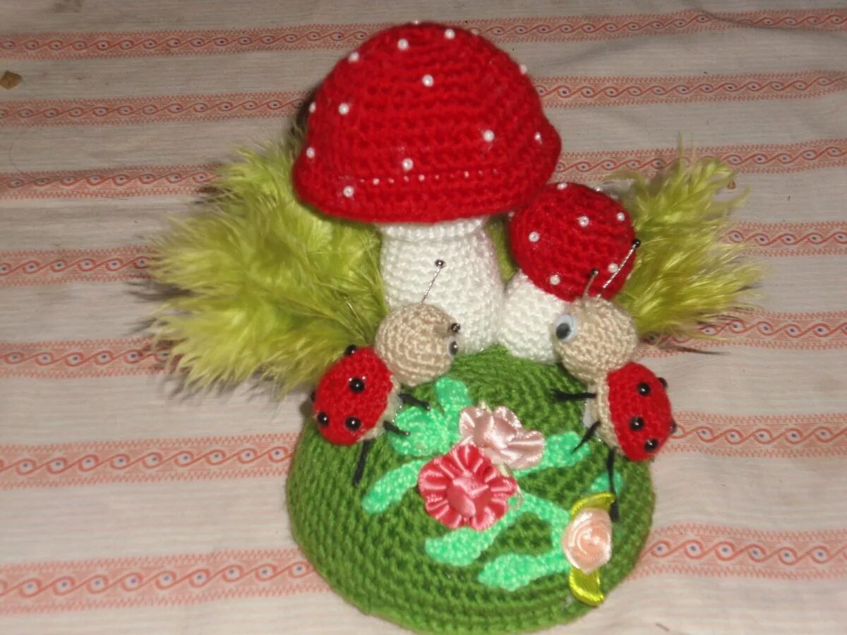 Свои вязаные поделки. Поделки связанные крючком. игольница крючком оригинальные. вязаные грибочки. игольница грибочки.