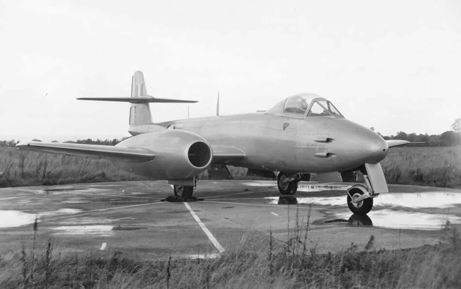 Gloster meteor f. Глостер метеор самолет. Meteor f. 3. Глостер g-41 метеор.