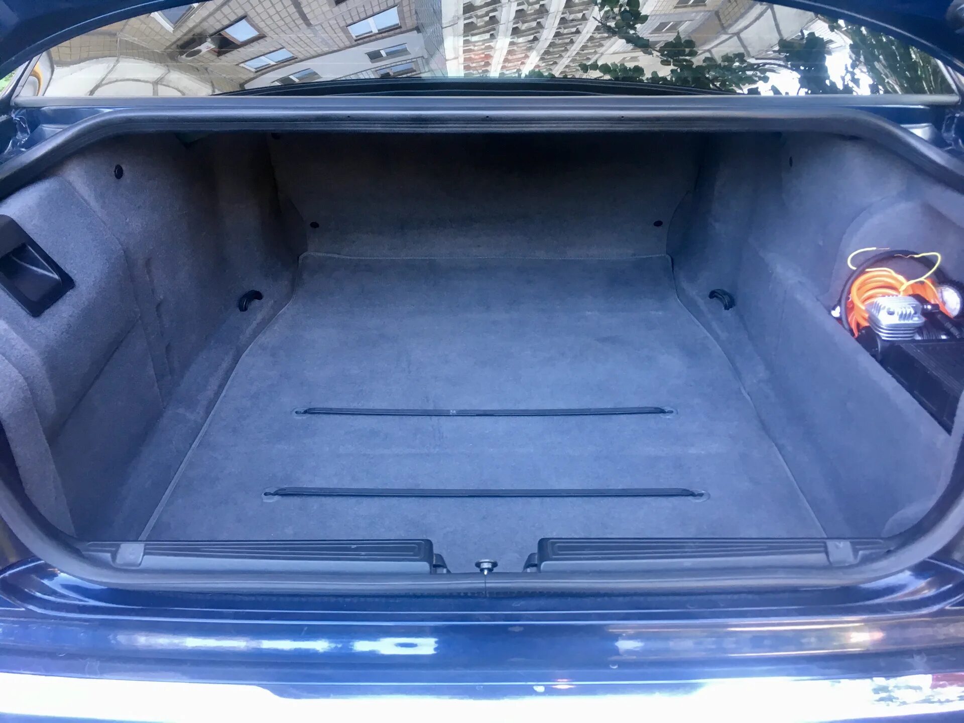 Bmw e39 багажник. Багажник бмв е38. Bmw 730 e38. Bmw 7 e38 багажник. Обшивка багажника bmw e38.