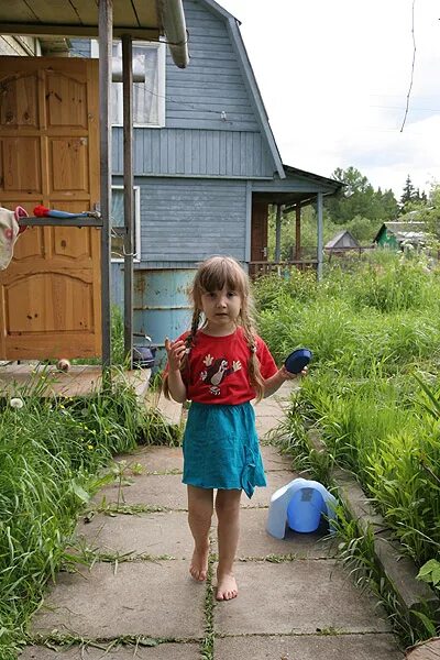 Доча домашнее. Девочки малыши на даче. Девочка 10 лет на даче. Девочки летом на даче. Маленькие девушки на даче.