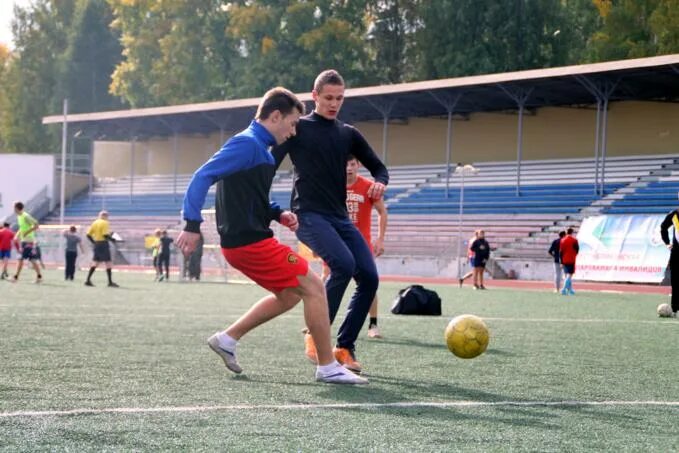Fifa 09. Он любил играть в футбол. Дети играющие в футбол. Он любил играть в футбол. Футболисты на поле.