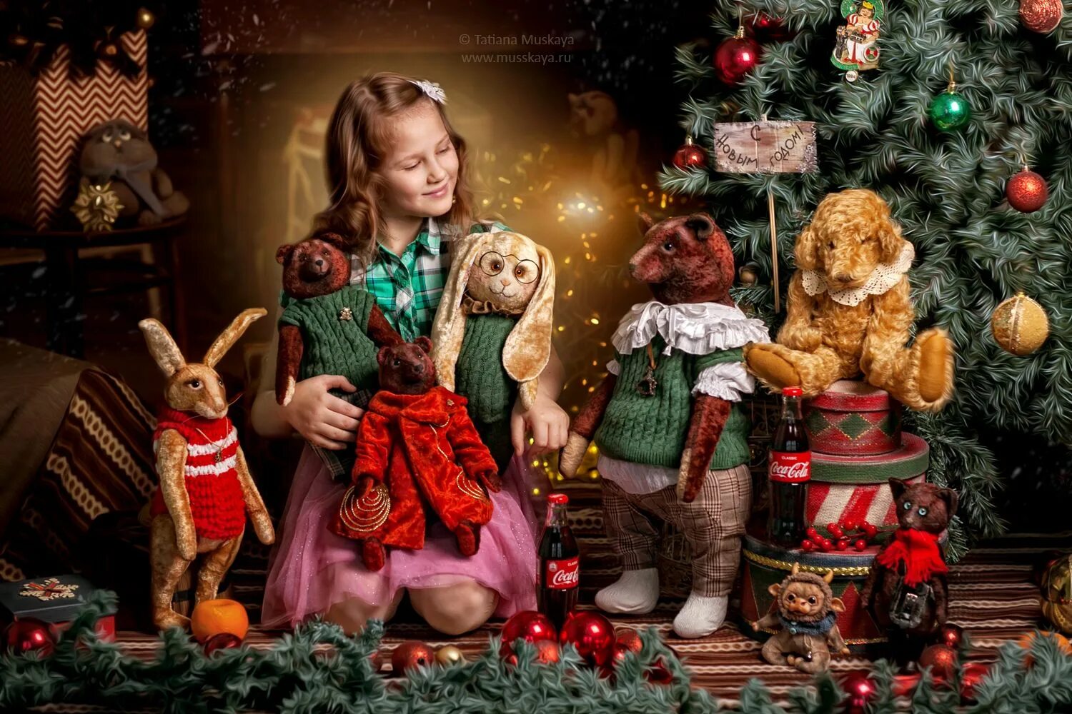 Подарки к праздникам. Вот пришел к нам в гости старый новый год. Гости пришли с подарками. Новогодняя реклама кока колы праздник к нам приходит. Кока кола новый год реклама.