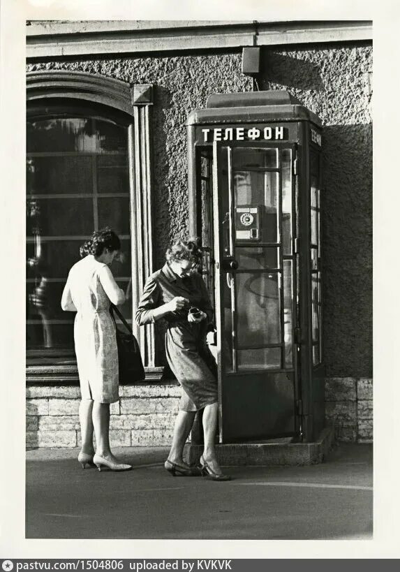Старинные фотографии детей. Старое фото с телефоном. Говорит по старинному телефону. Телефонная будка. Старое фото с телефоном.