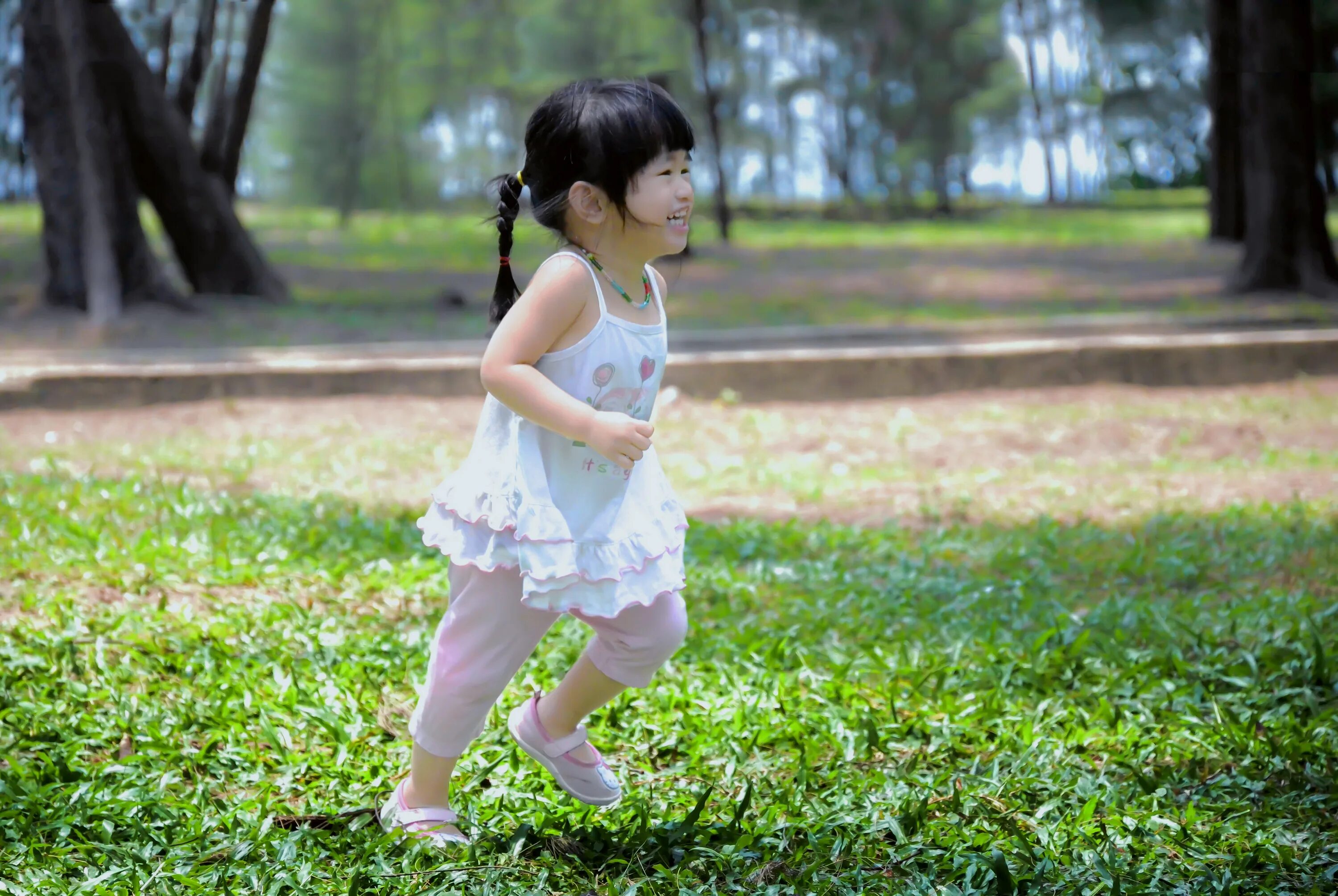 Японки маленькие худые. Япония девочки маленькие. Девочка бежит. Маленькая японская девочка. Азиатские девушки.