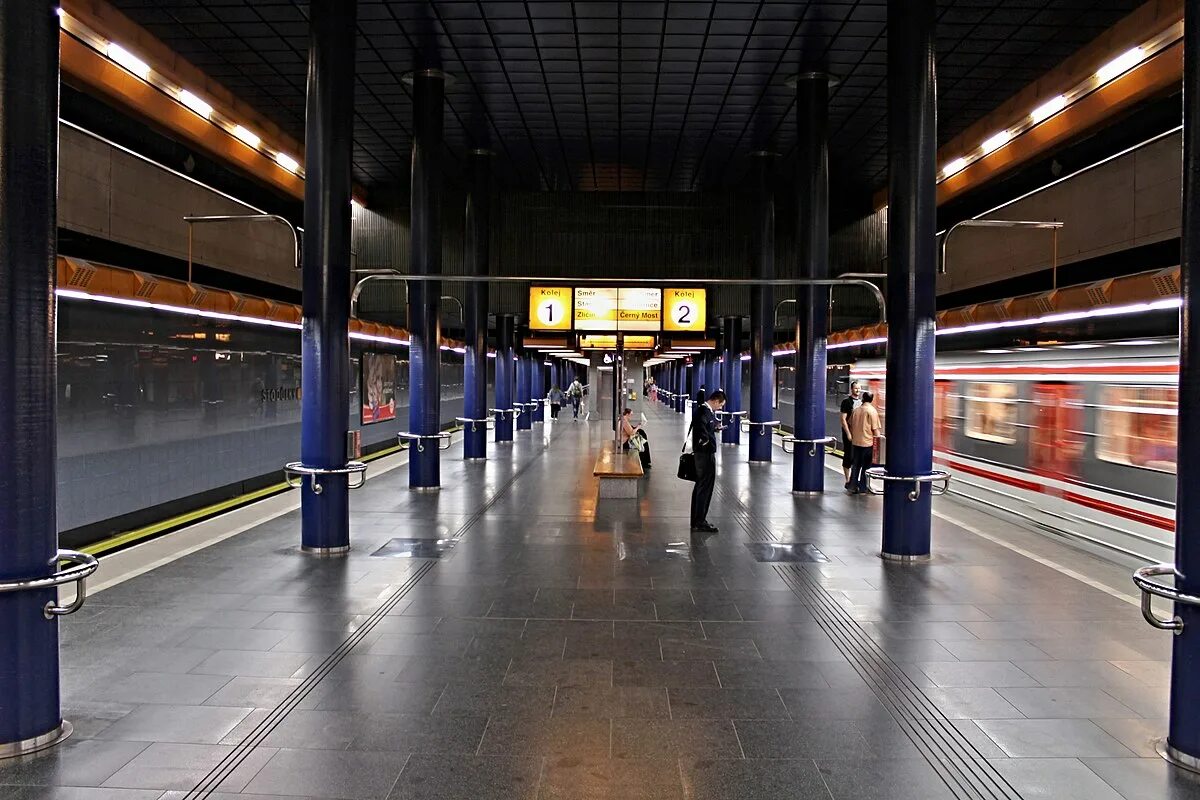 Метро 2025 слушать. Метро пражская метро парк победы.