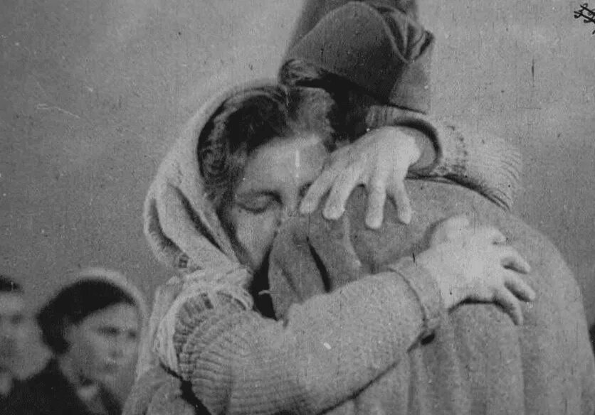 Великая отечественная война солдаты уходят на фронт. Проводы солдат на фронт 1941 год. Провожают на войну. Провожают на войну 1941. Проводы на войну.