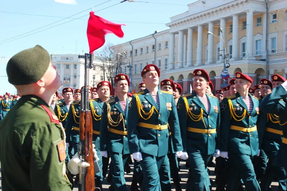 Плечем к плечу. Плечом к плечу идут российские войска. Плечом к плечу. Плечом к плечу армия России. Украинские военные плечом к плечу.