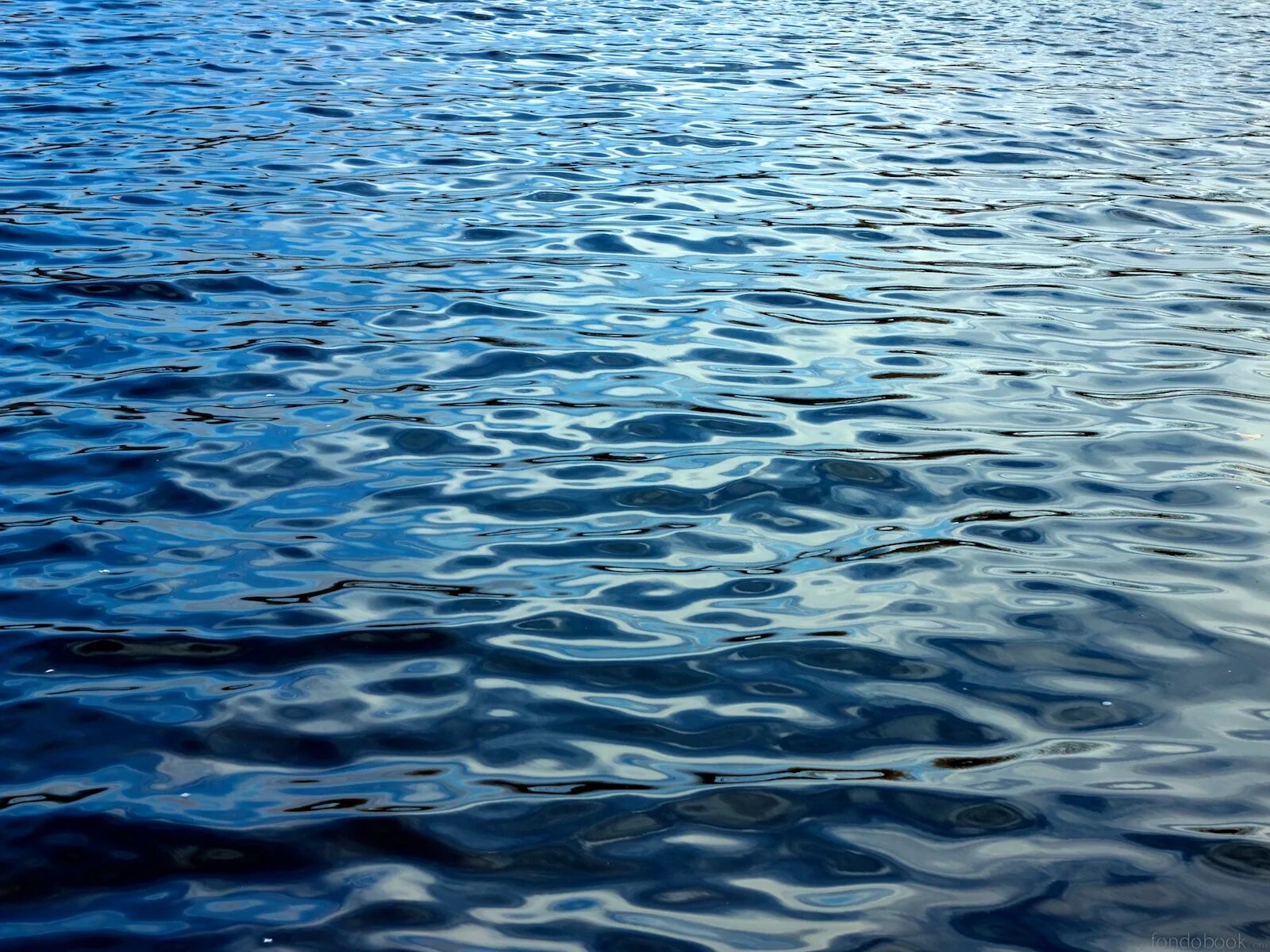 Вода в реках всегда. Блики от воды. Текстура воды. Фактура воды. Вода текстура прозрачная.