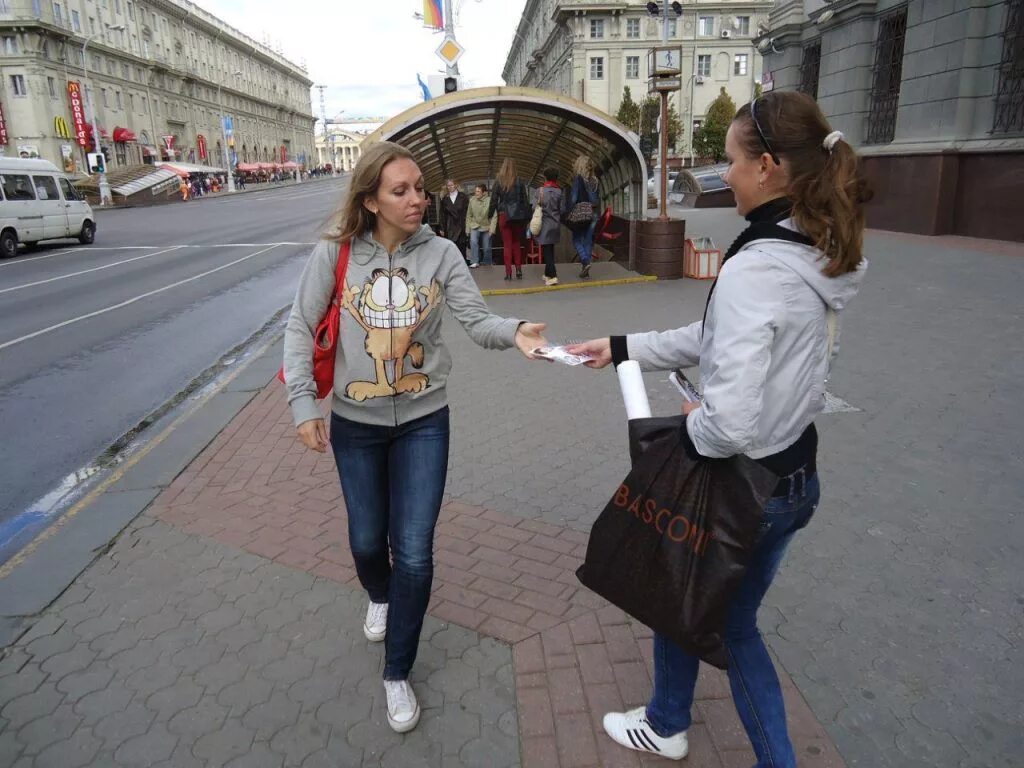 Где раздача листовок. Раздача листовок. раздает листовки. промоутер. раздача рекламных листовок.