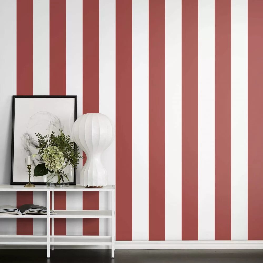 обои полосы на стену. комната с обоями в полоску. полоски на стене. обои полосы на стену. обои в вертикальную полоску для стен.
