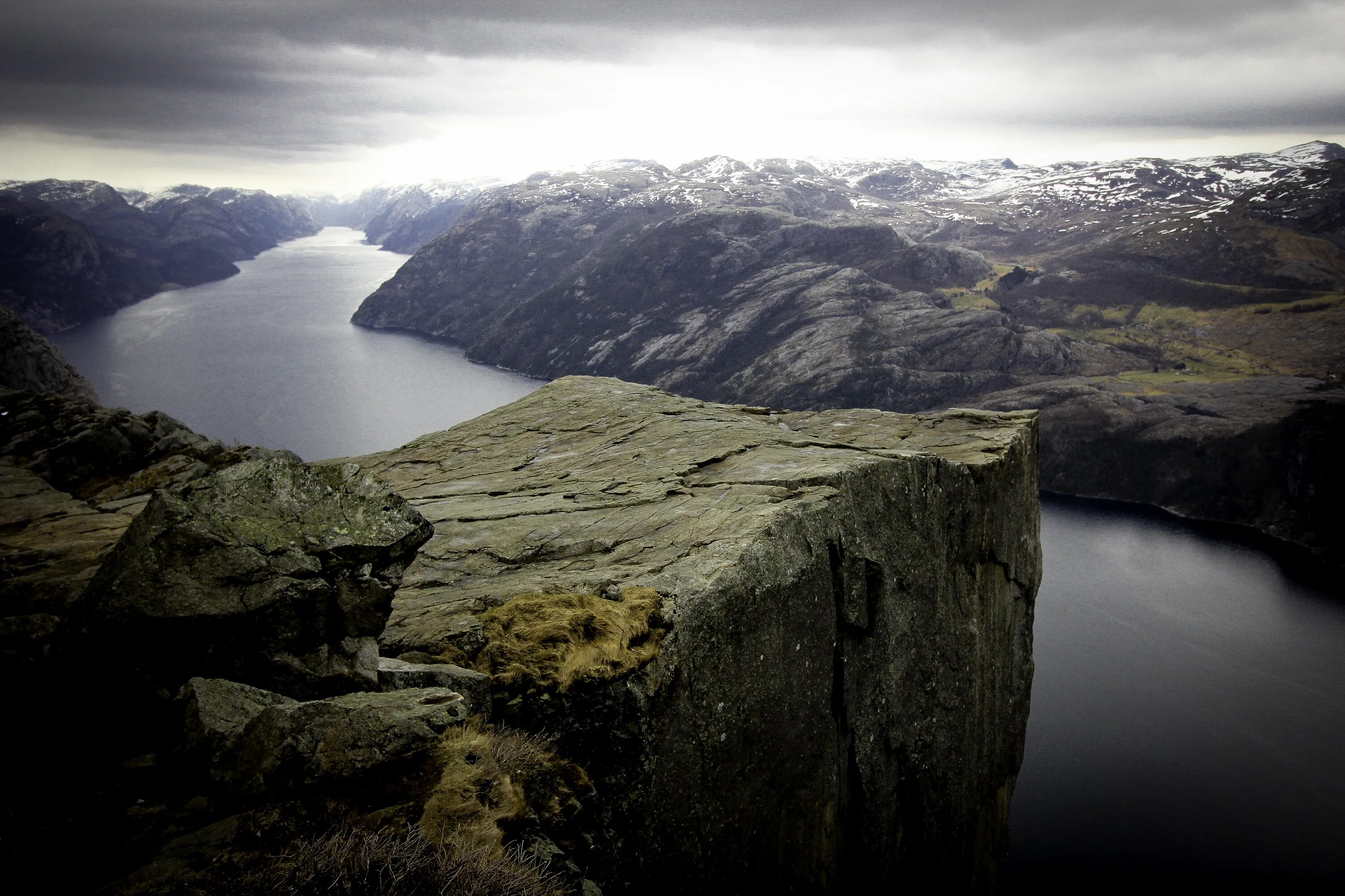 Прекестулен — гигантский каменный утёс.. Норвегия фьорды Прекестулен. Скала Прекестулен Норвегия. Утес Прекестулен Норвегия без людей.