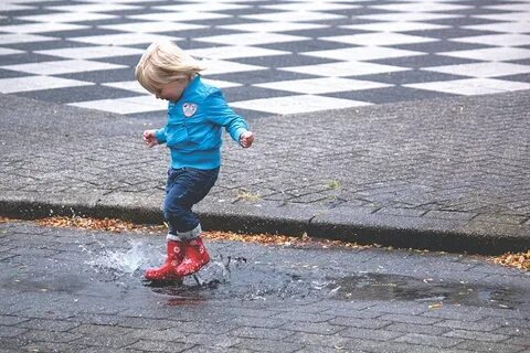 Присуща пешеходам бегущим по лужам 11 букв