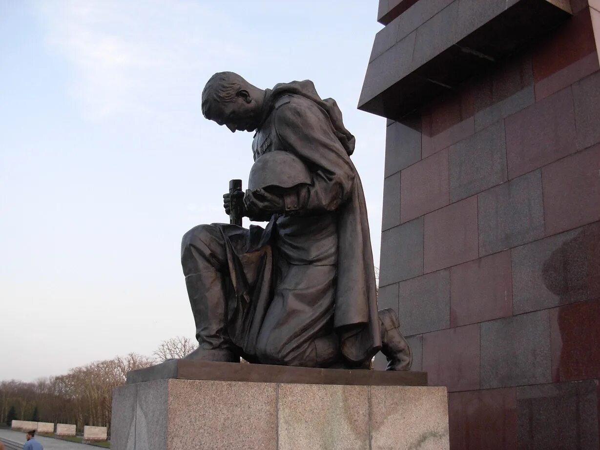 Эстония памятник советскому солдату. Памятник павшему солдату. Эстония памятник советскому солдату. Памятник в таллине советскому солдату. Трептов-парк мемориал советским солдатам в берлине.