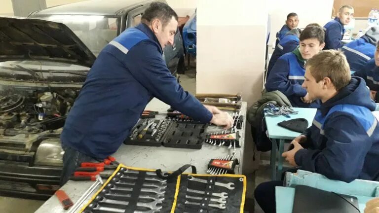 Автомеханик после 9 класса что нужно сдавать. Специальностипрофессия автомеханик. вуз по автомеханике. демо экзамен автомеханик. политех петра великого профессия автомеханика.