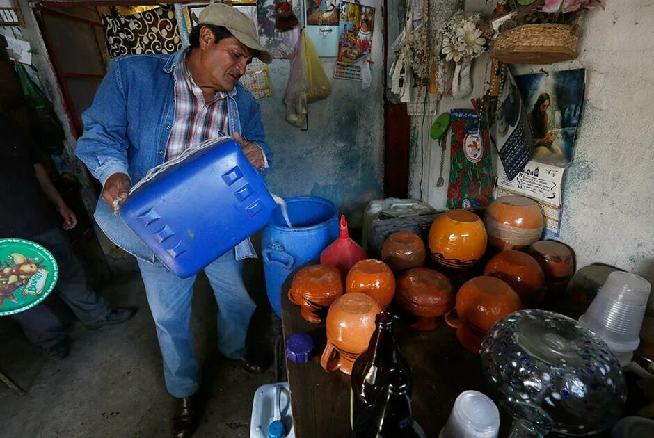 мексиканский напиток мескаль. пульке напиток мексиканский. пульке напиток мексиканский. сотол напиток. мексиканская выпивка из сока агавы.