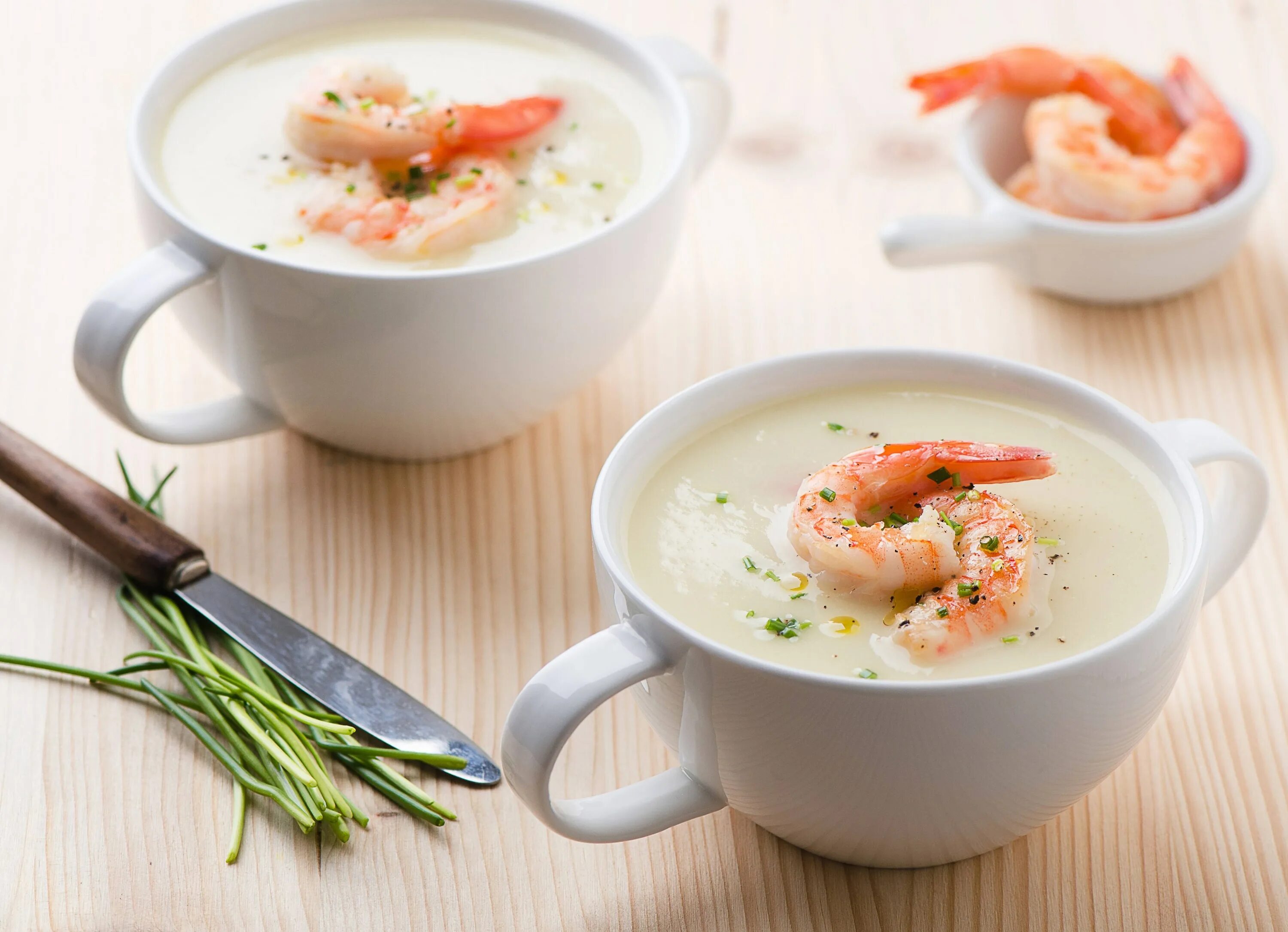 Рецепт вкусного супа с креветками. Креветочный крем суп. Вишисуаз суп с креветками. Крем суп с креветками. Сырный суп с креветками.