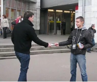 Раздача листовок у метро