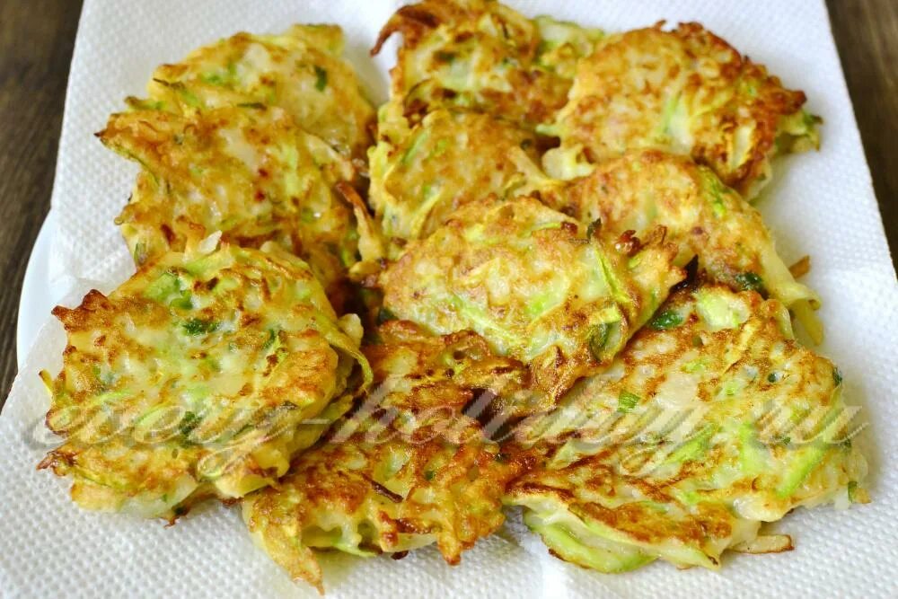 Драники из картофеля и кабачка. Драники из кабачков. Драники картофельные с кабачком рецепт пошаговый. Картофельные оладьи из сырого картофеля рецепт на сковороде без яиц. Картофельные драники на сковороде.