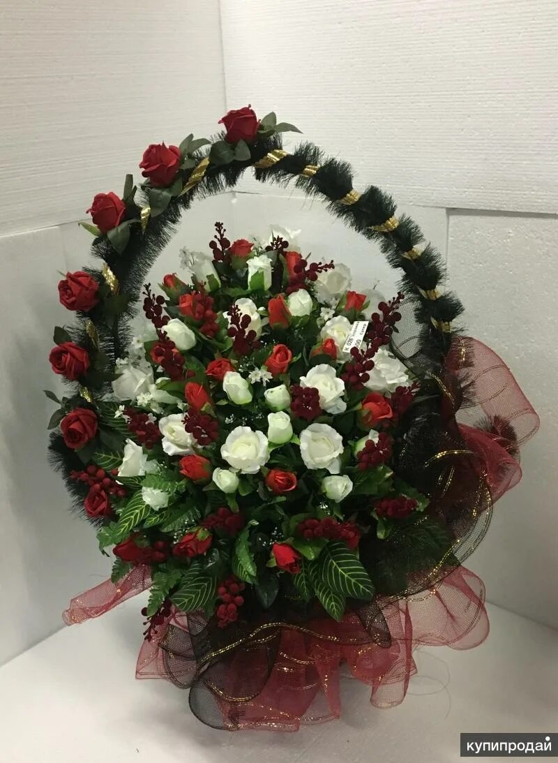 ритуальные венки флоритус. цветы корзины ритуальные. ритуальные корзинки и венки. цветы корзины ритуальные. ритуальные корзины из искусственных цветов.