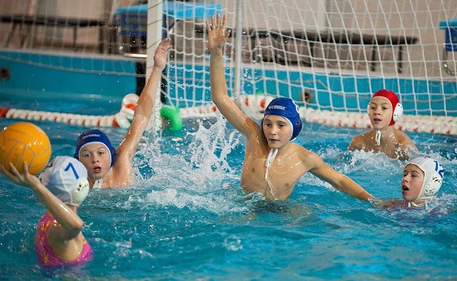 Игры спортивное плавание. Водное поло дети. Игровой вид плавания. Игровое плавание для детей. Водные виды спорта.